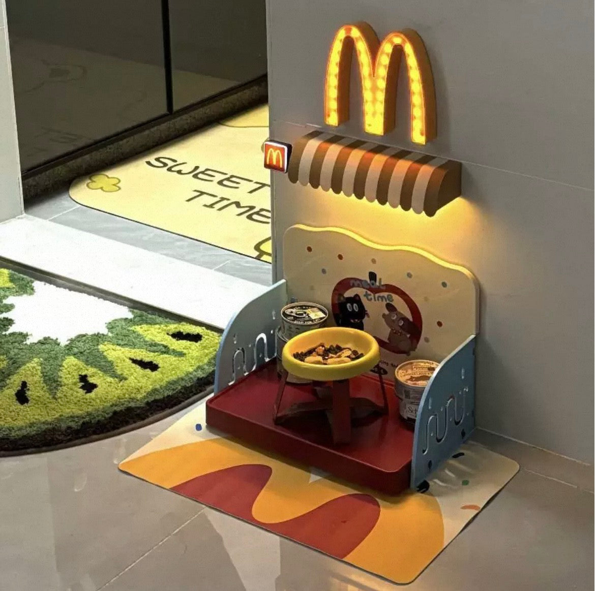 Kawaii Cartoon Cat Diner Elevated Feeding Table | Spine Protection & Treat Storage Rack
